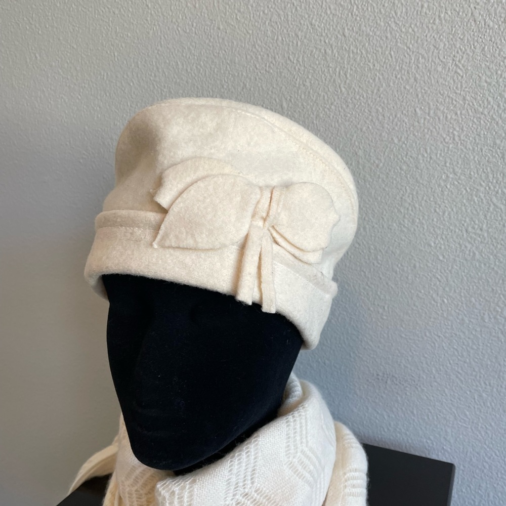 Sundance ivory hat, gorgeous, handmade and warm. 100% wool